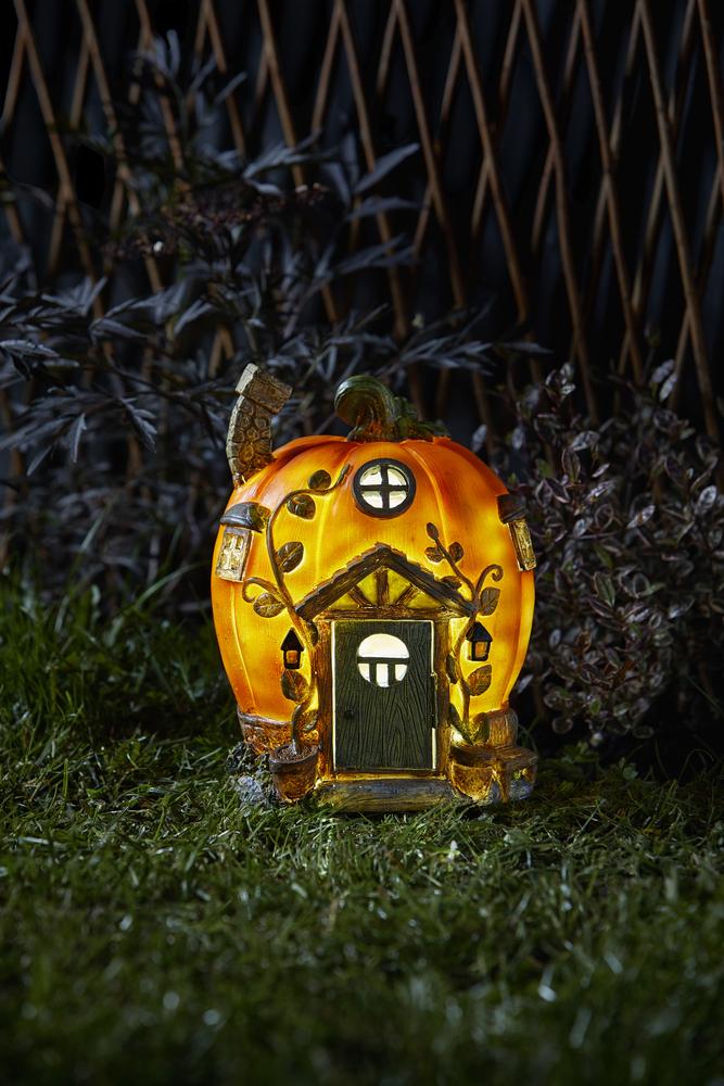 Feenhaus in Form eines Kürbis.. Nachts beleuchtet im Garten.